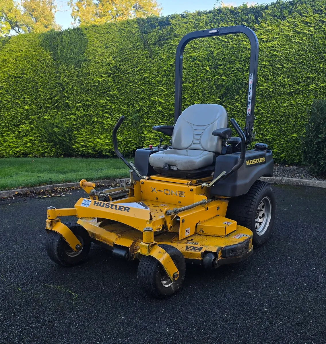 HUSTLER 54" COMMERCIAL ZERO TURN - Image 1