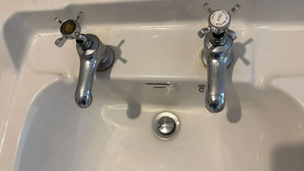 Shires Pedestal Wash Basin with Taps & Waste - Image 3