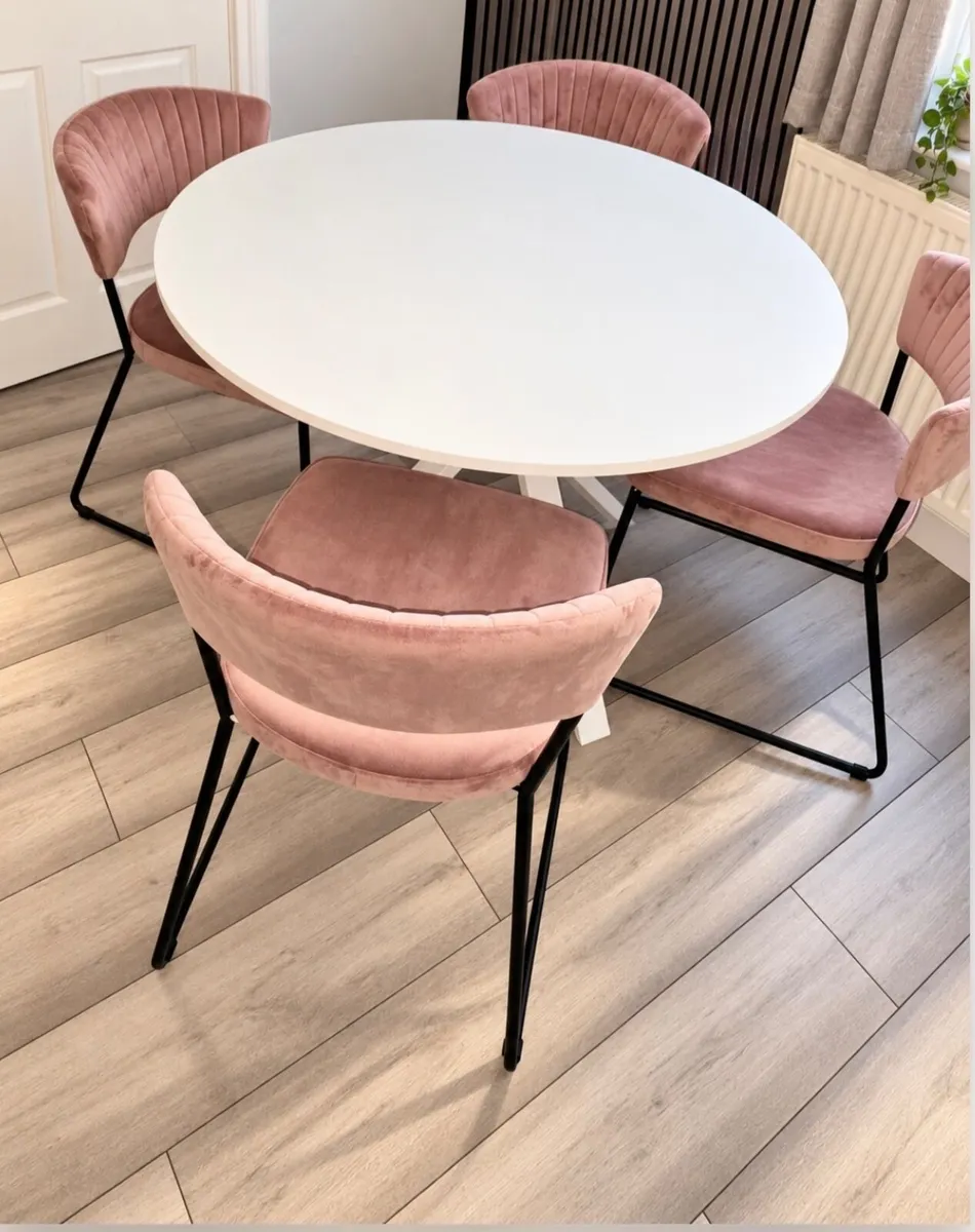 Kitchen table and chairs - Image 1