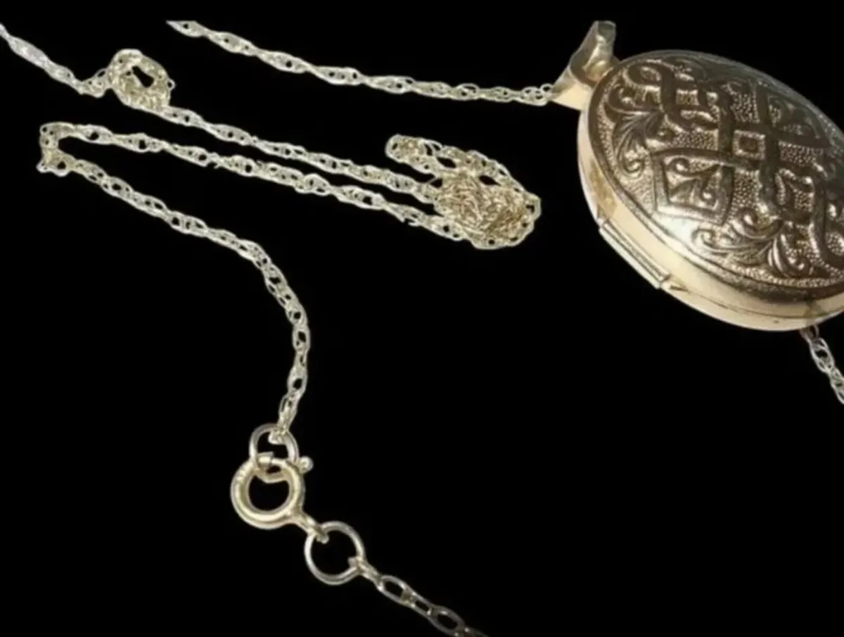 Vintage Hallmarked 9ct Gold Locket & Chain - Image 2