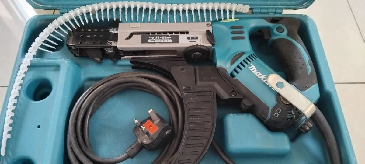 Makita 6843 Auto Feed 240v - Image 1