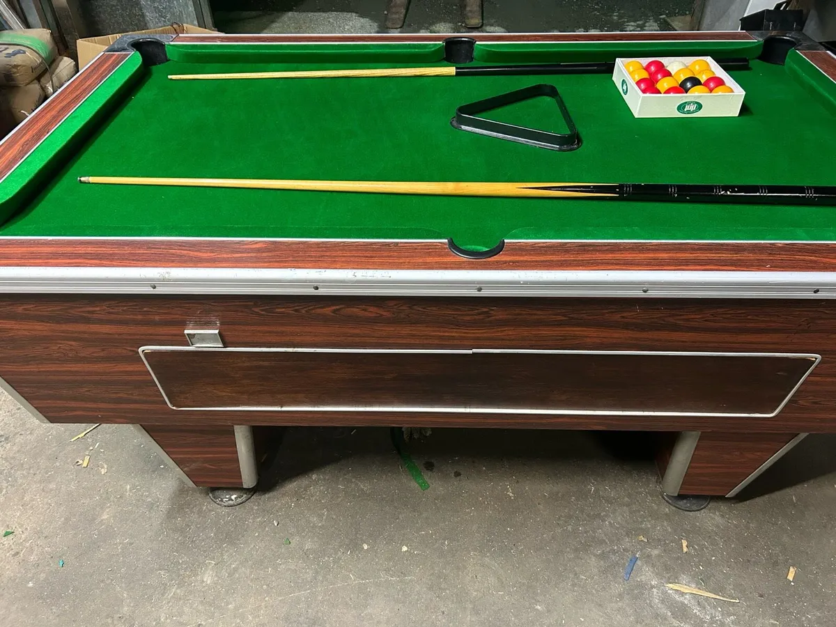 Pool table - Image 1