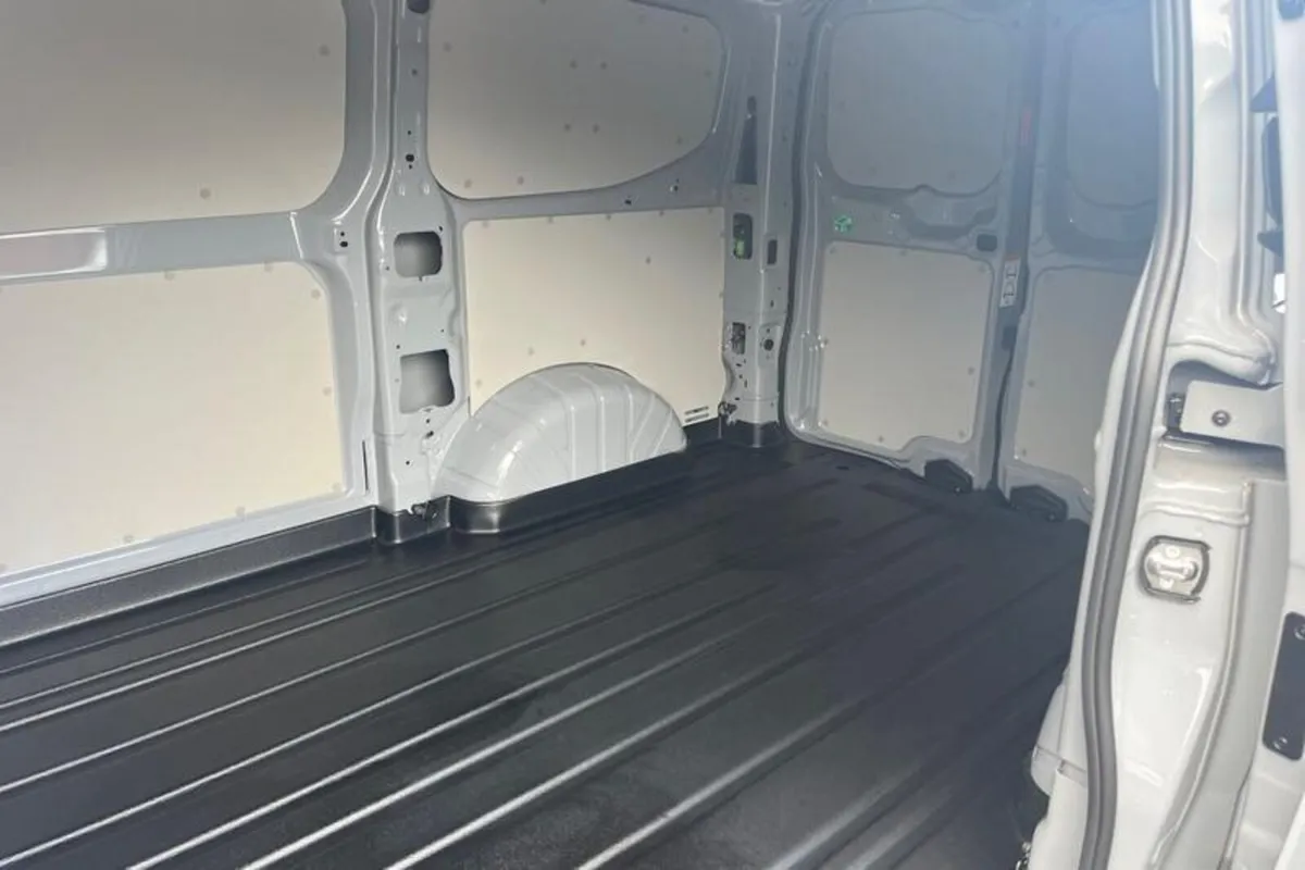 Ford Transit Custom 320 L1  FWD 2.0 EcoBlue 136ps - Image 4