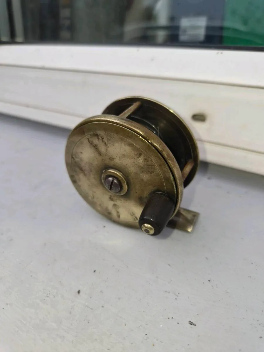 Old brass  fishing real - Image 1