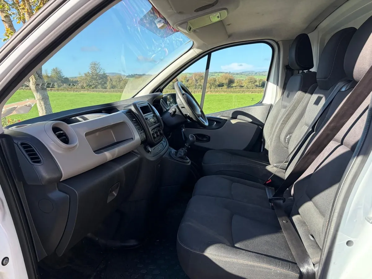 Renault Trafic 2015 - Image 2