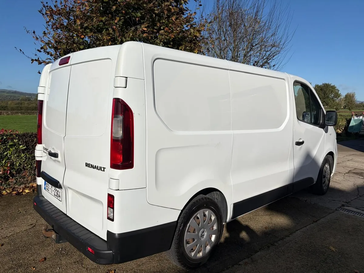 Renault Trafic 2015 - Image 1