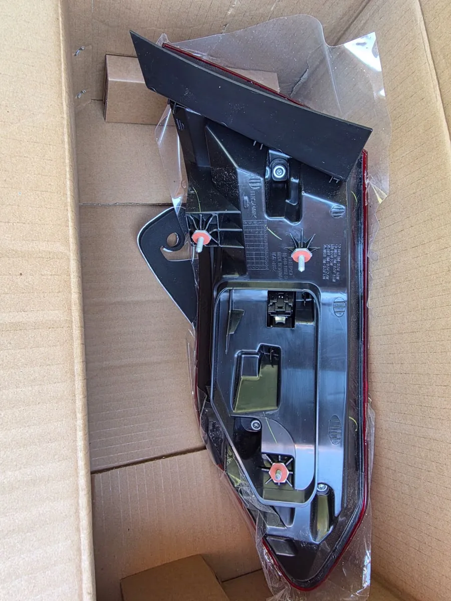 Mercedes E- Class Rear Lamp - Image 2