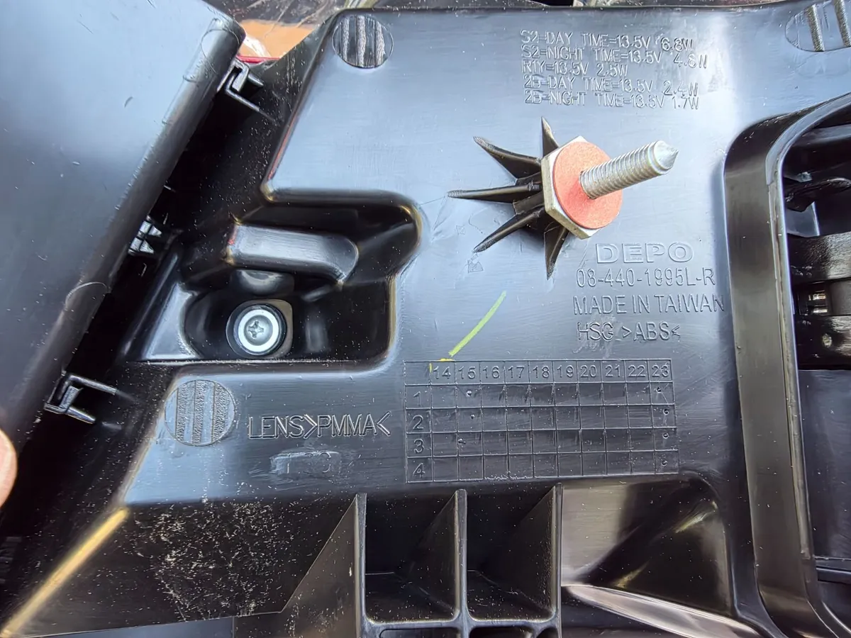 Mercedes E- Class Rear Lamp - Image 3