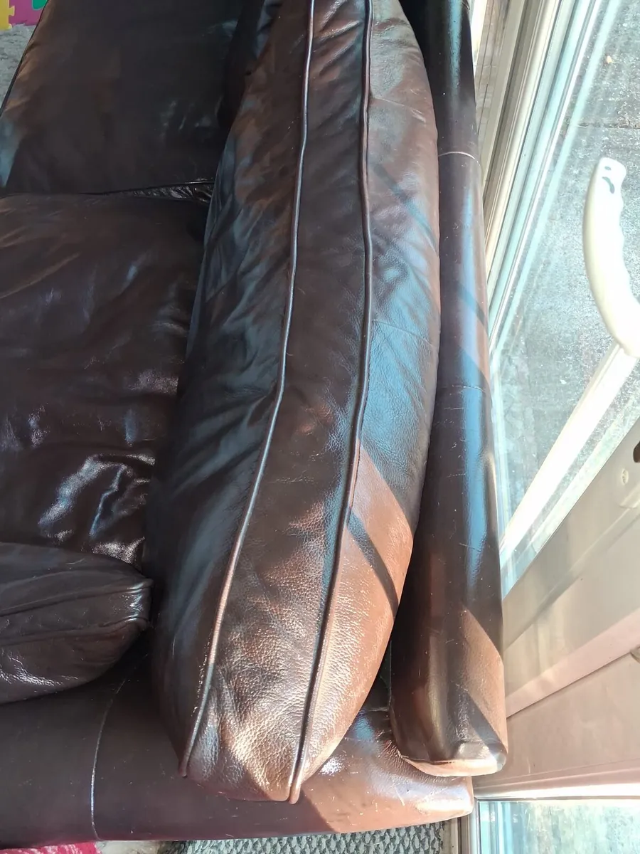 2/3 Italian leather Barletta sofa - Image 4