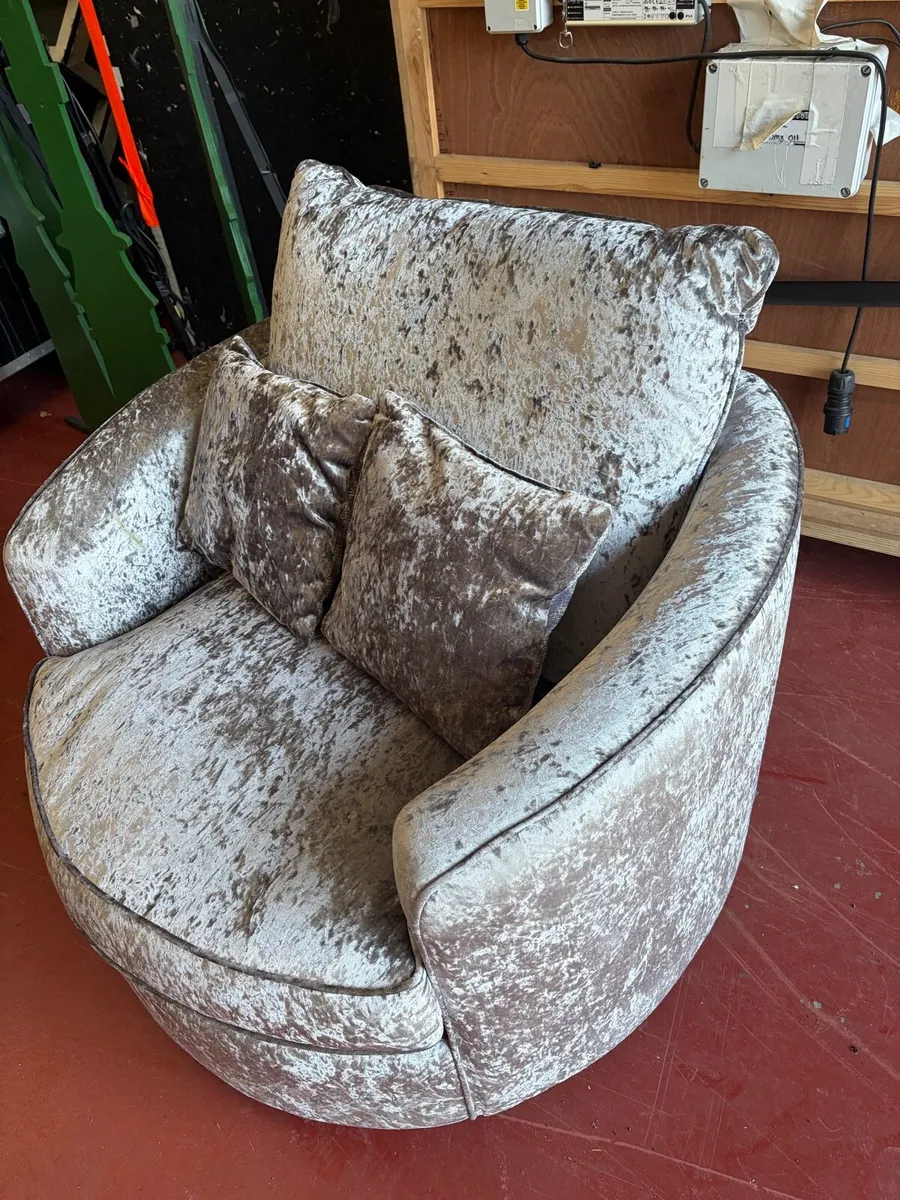 Romelia velvet swivel barrel chair - Image 2