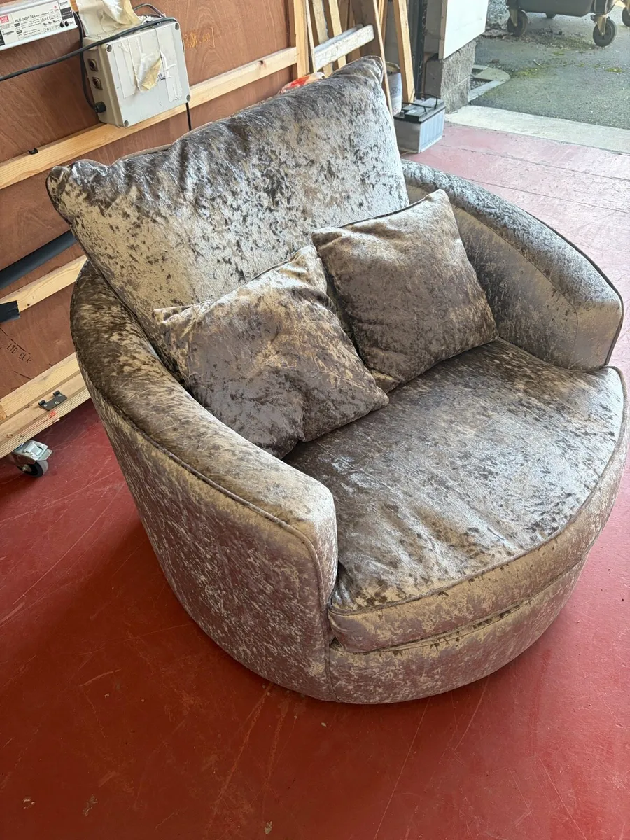 Romelia velvet swivel barrel chair - Image 3