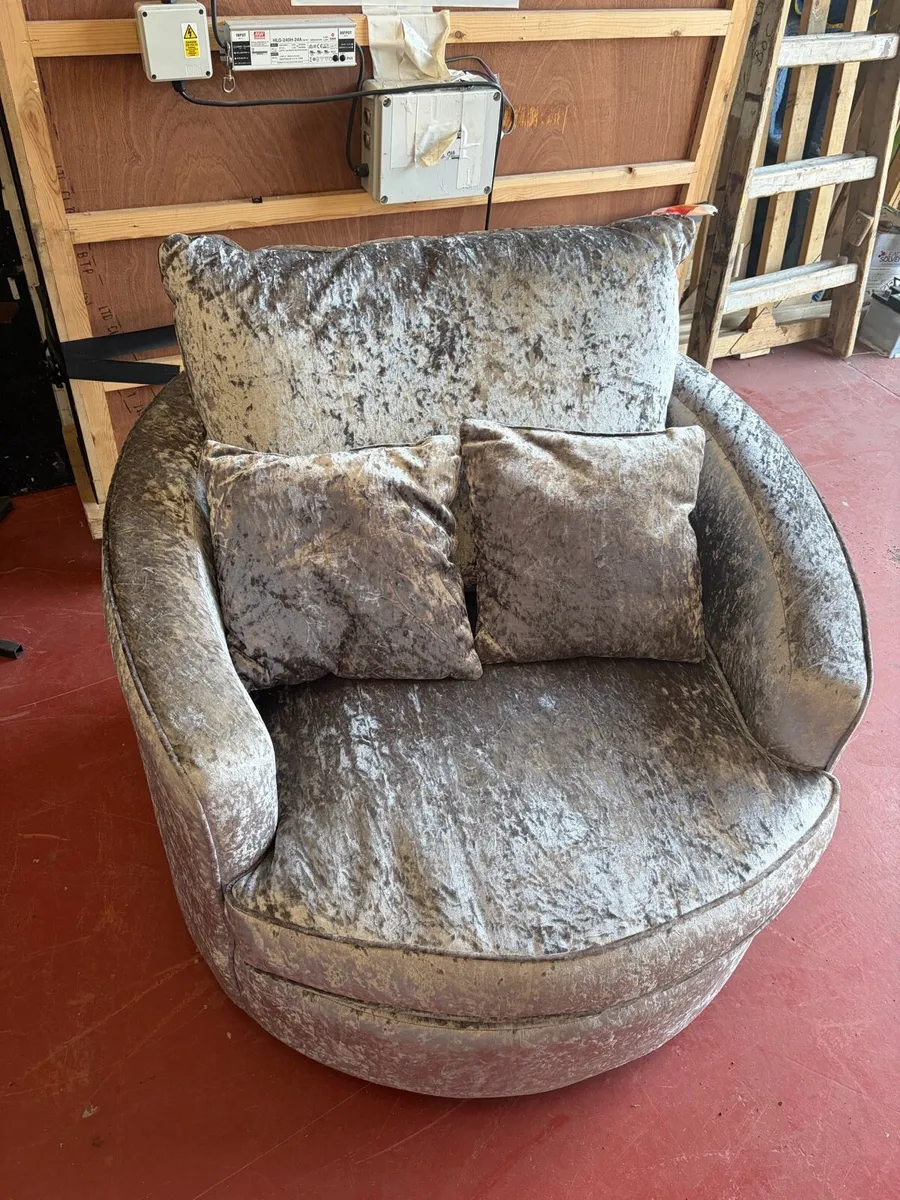 Romelia velvet swivel barrel chair - Image 4
