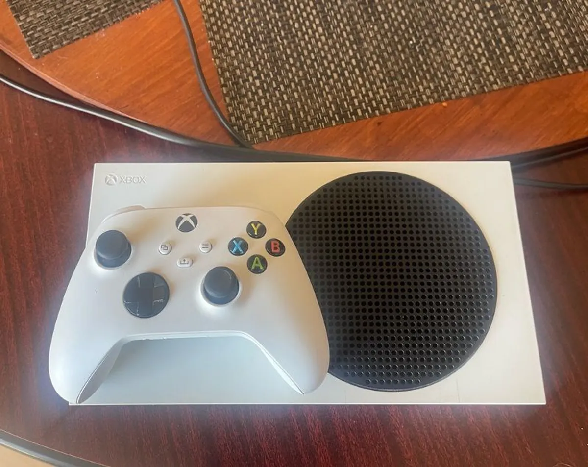 Xbox Series S with white Elite controller