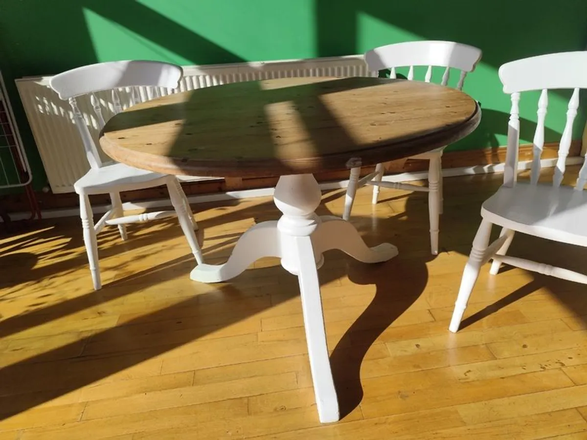 Round kitchen table and 3 matching  chairs - Image 1
