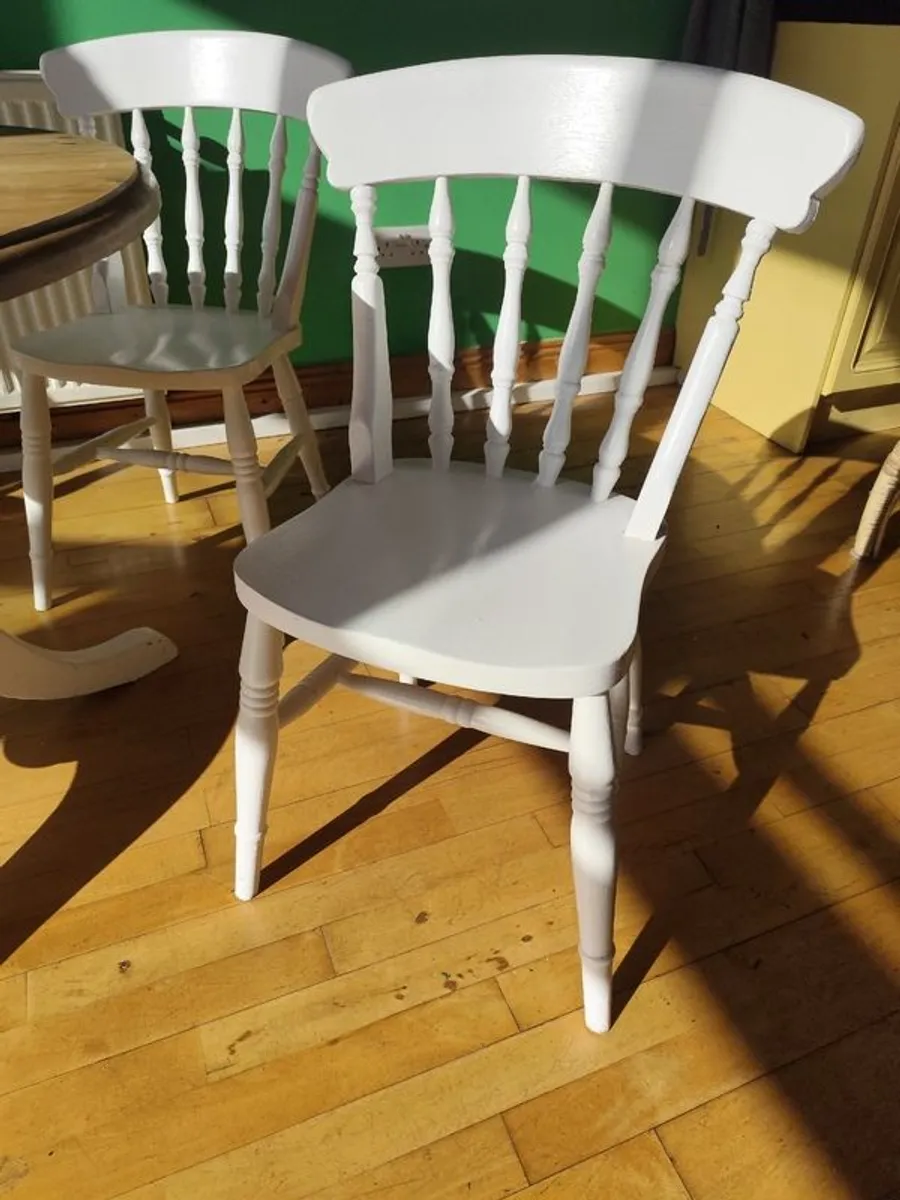 Round kitchen table and 3 matching  chairs - Image 2