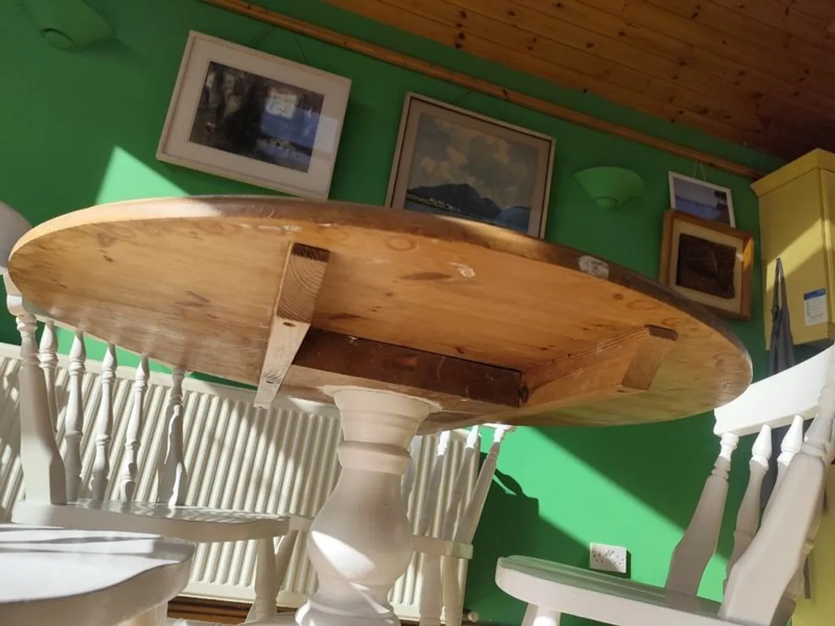 Round kitchen table and 3 matching  chairs - Image 3