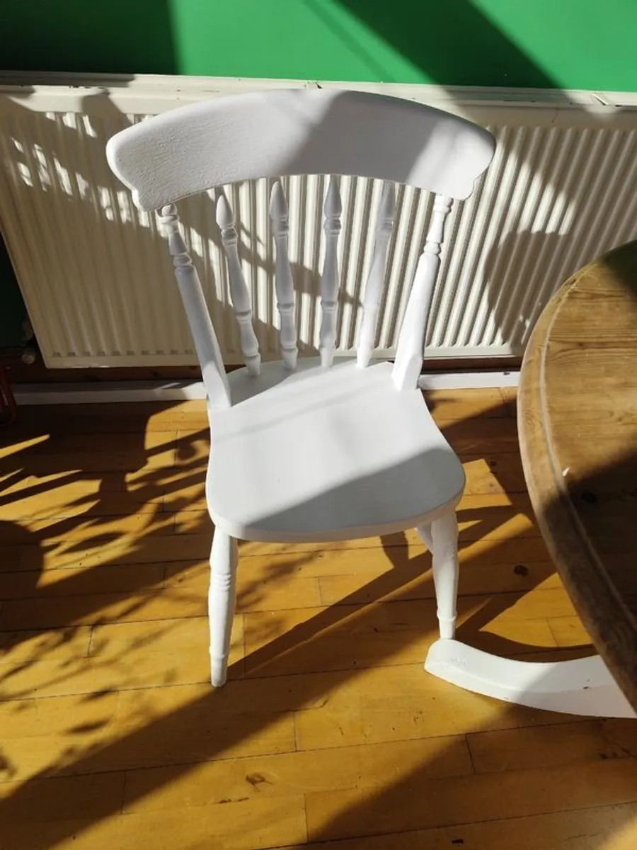 Round kitchen table and 3 matching  chairs - Image 4