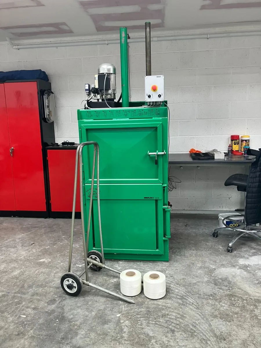 Cardboard plastic baler compactor - Image 1