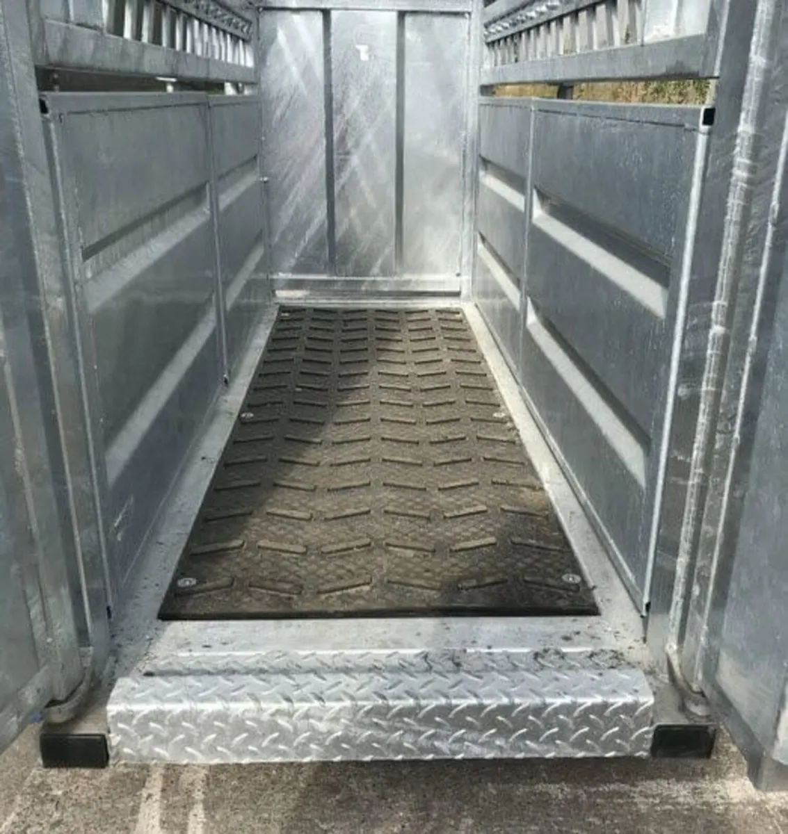 Condon squeeze cattle crush - Image 2
