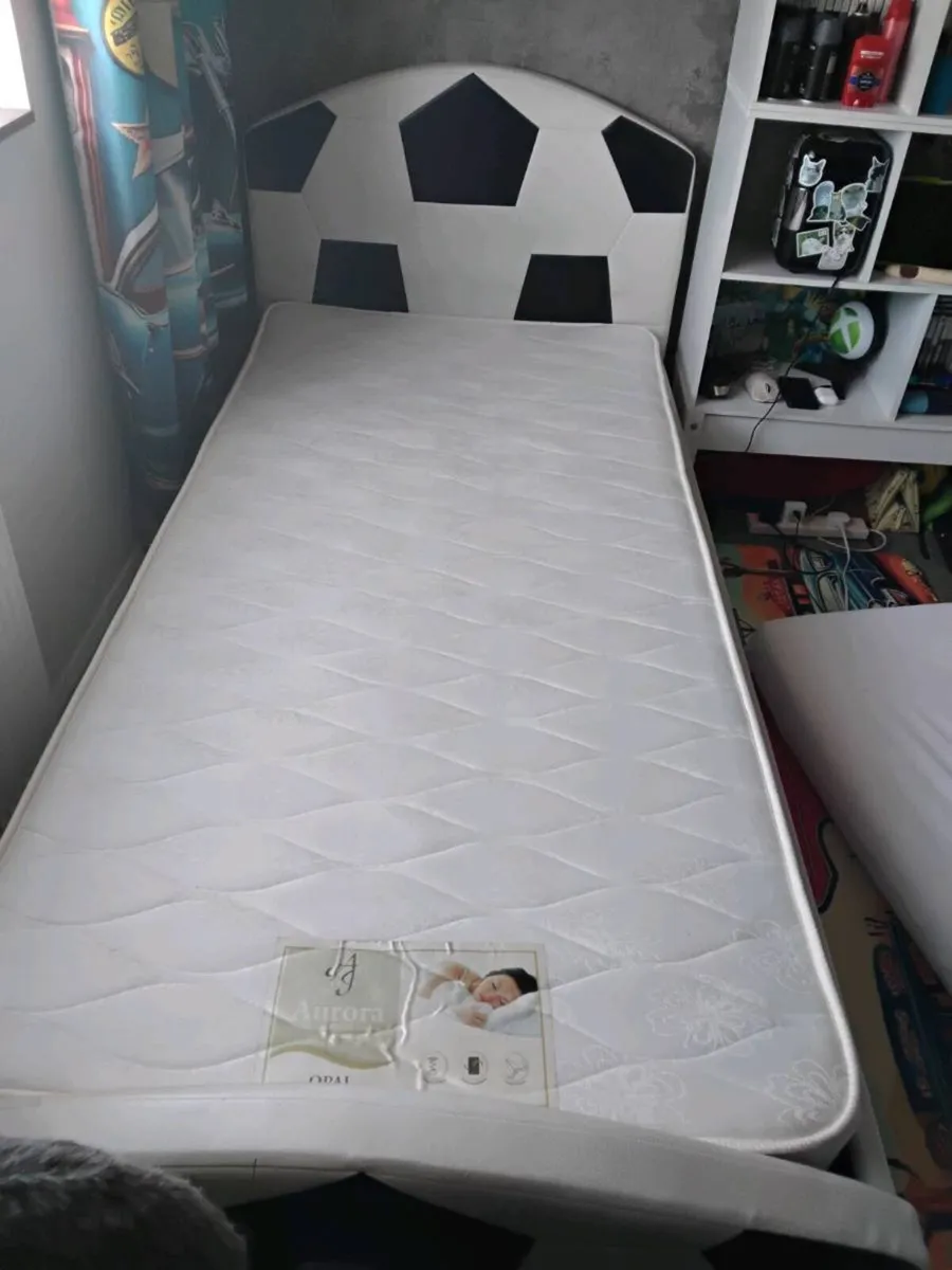 Single bed with mattress - Image 1