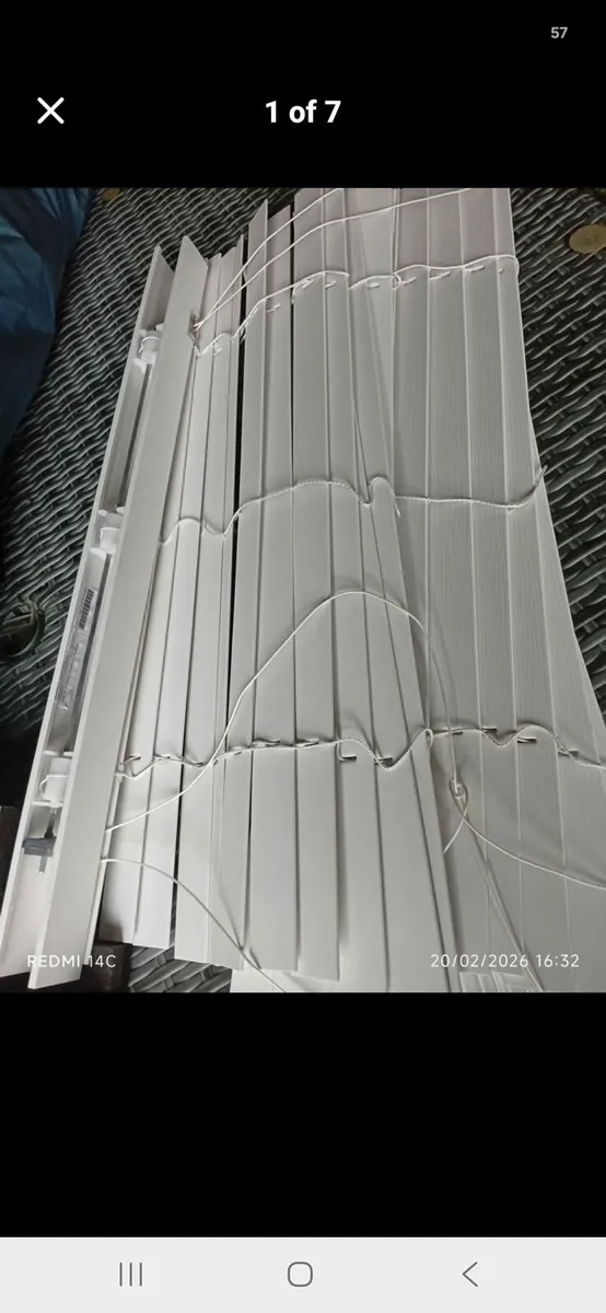 White wooden slate blinds x 8 - Image 1