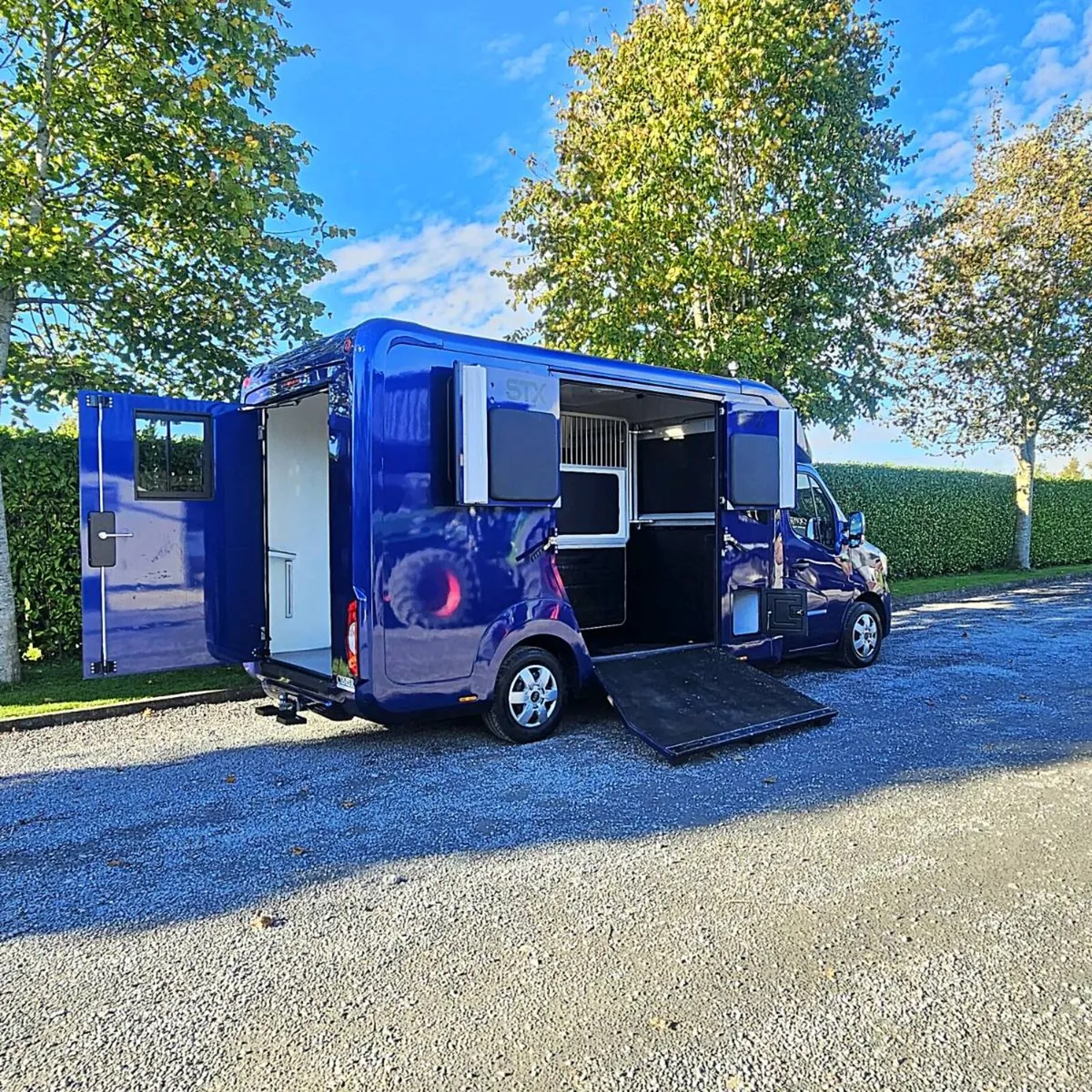 STEPHEX 2 STALL HORSETRUCK - Image 1