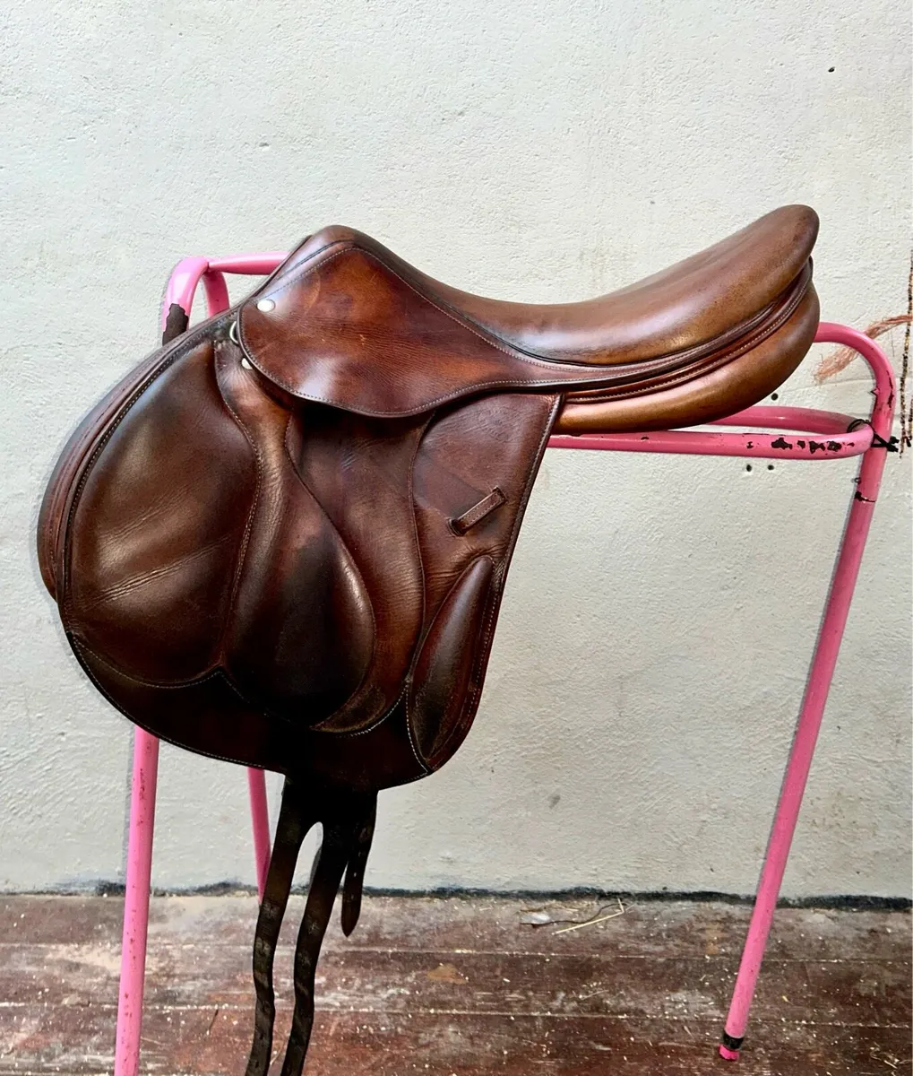 18” Devoucoux Saddle - Image 1