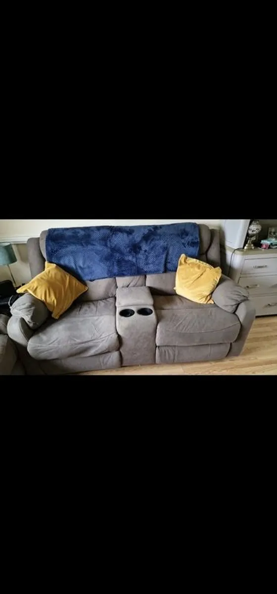 2 Seat Recliners with Center Console and 2 Single Seat Recliners - Image 2