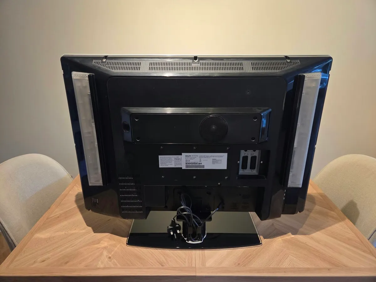 32' T.V - Image 4