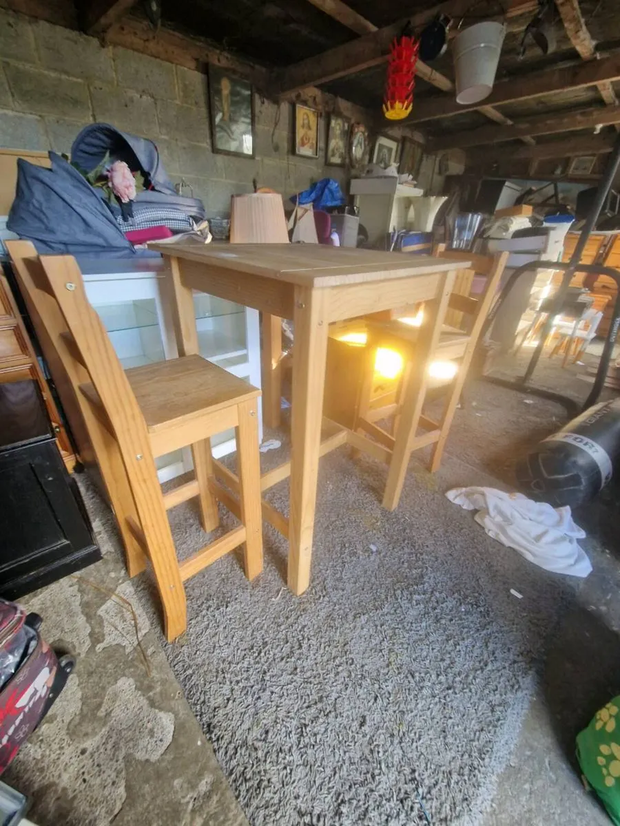 Brackfast bar and 2 high stools - Image 2