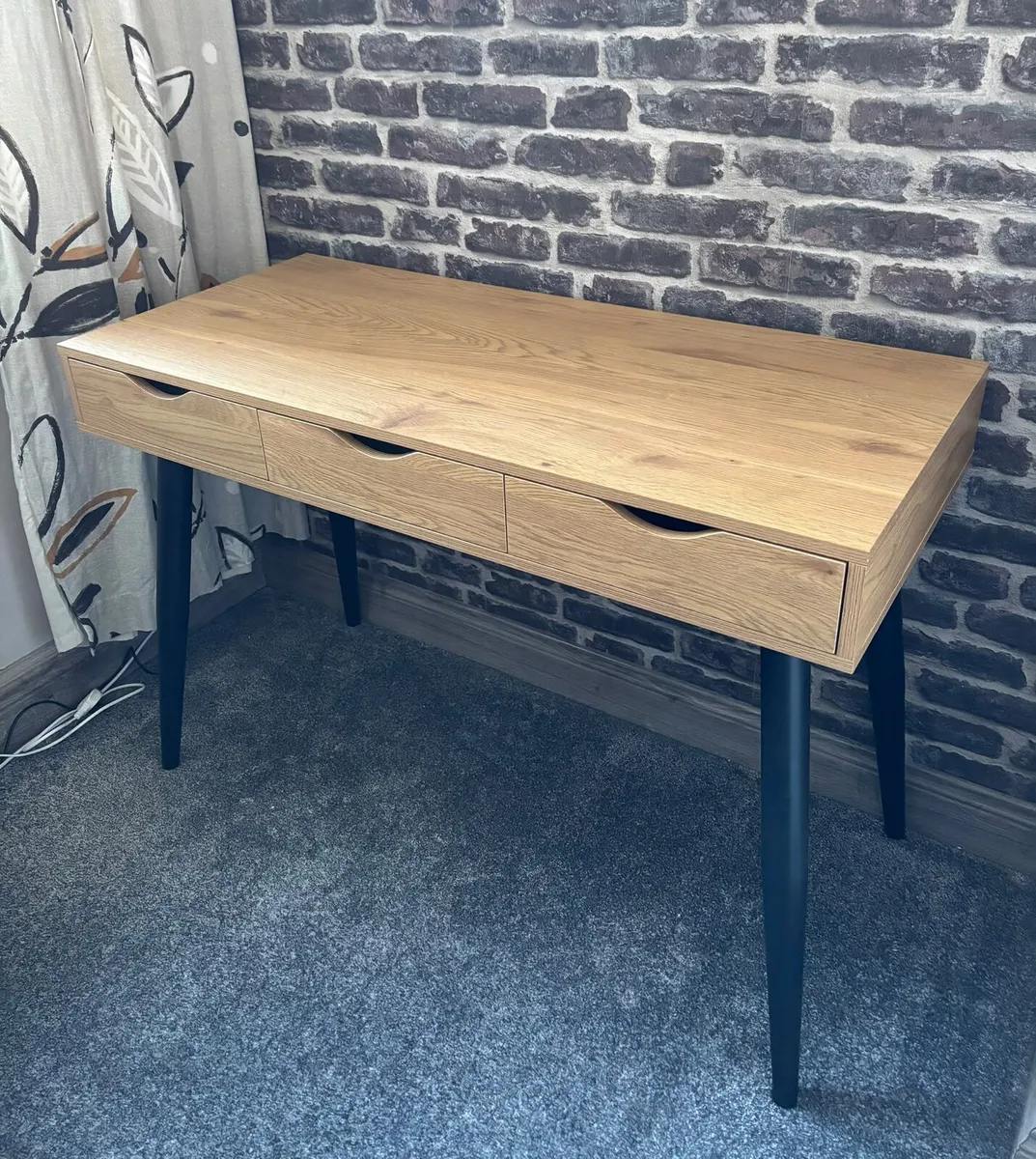 Table and chair - Image 3