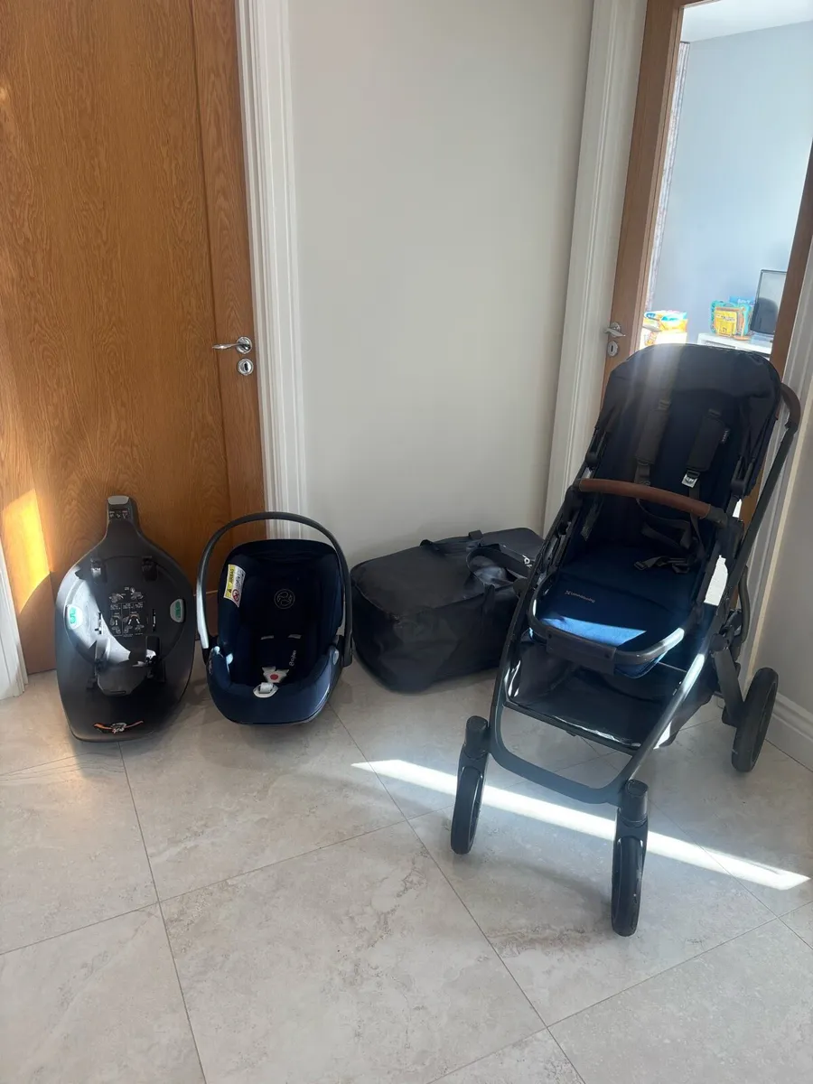 UPPAbaby Vista V2 travel system - navy - extras! - Image 2