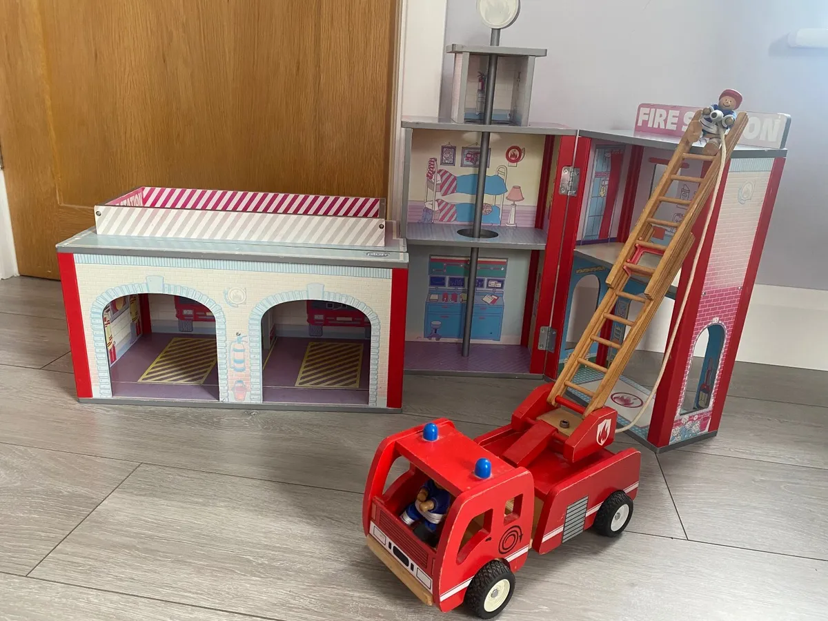 Wooden Fire Station with Accessories - Image 4