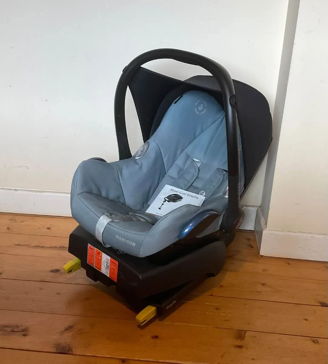 Maxi-Cosi Baby Car Seat + EasyFix ISOFIX Base - Image 1