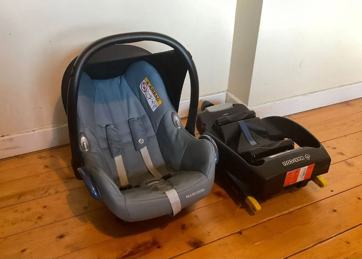 Maxi-Cosi Baby Car Seat + EasyFix ISOFIX Base - Image 2