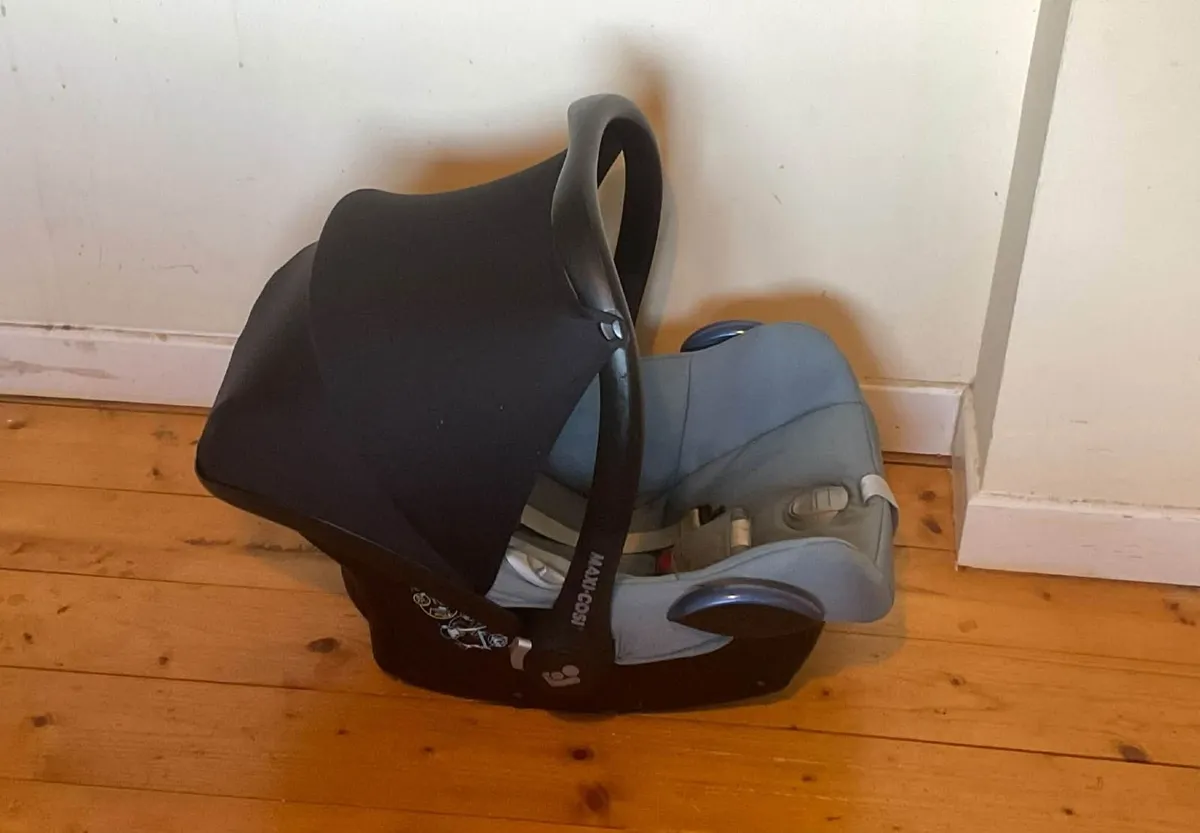 Maxi-Cosi Baby Car Seat + EasyFix ISOFIX Base - Image 4