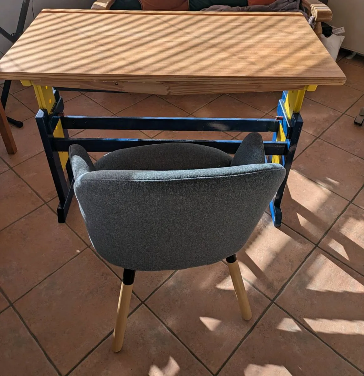 Adjustable study desk with swivel chair - Image 4