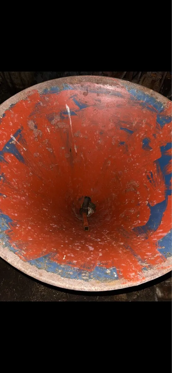 Fertilizer Spreader - Image 2