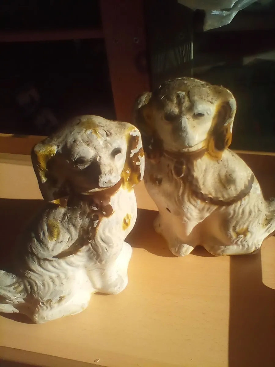 Pair of vintage chalk statues. - Image 2