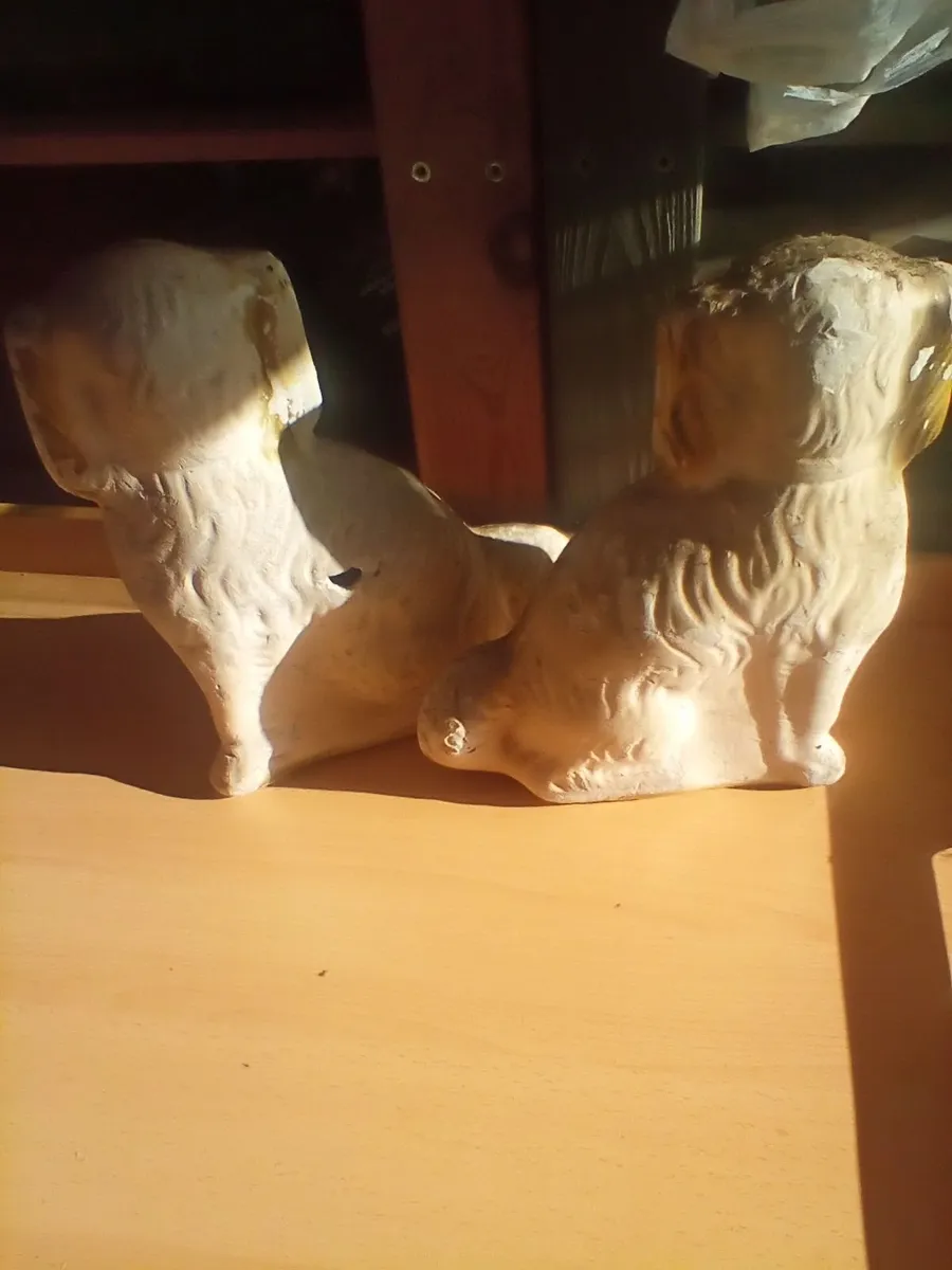 Pair of vintage chalk statues. - Image 3