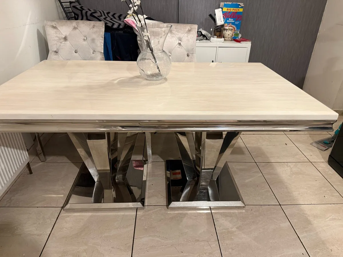 Table 4 chairs - Image 3