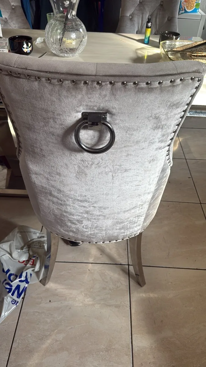 Table 4 chairs - Image 1