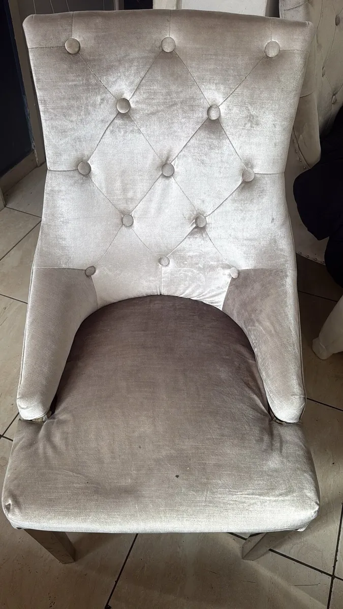 Table 4 chairs - Image 2