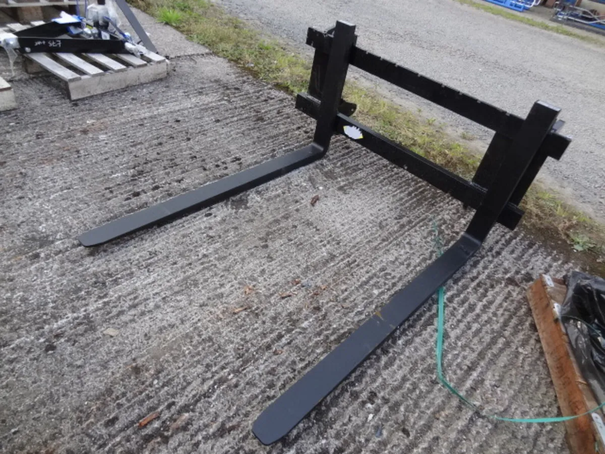 NEW front Loader Pallet Forks Euro 8 Brackets - Image 1