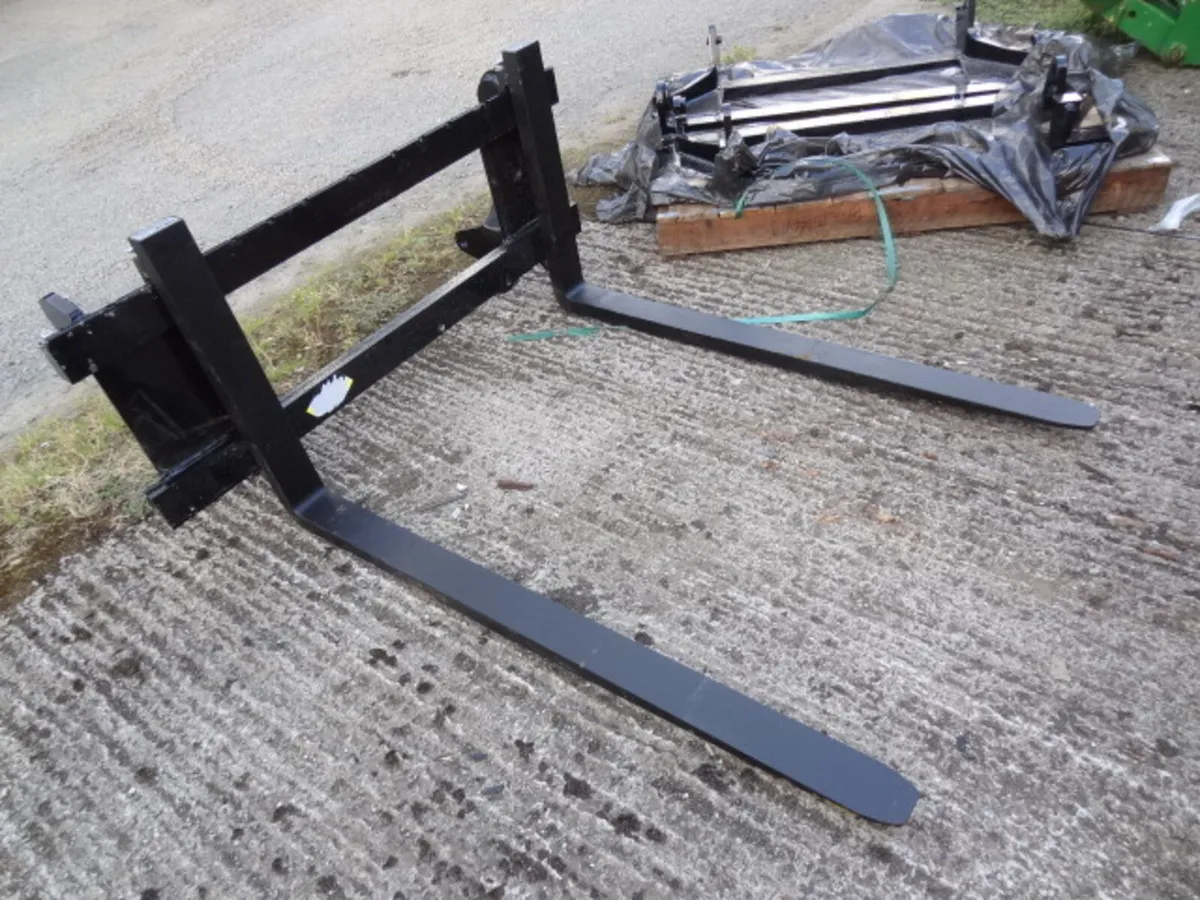 NEW front Loader Pallet Forks Euro 8 Brackets - Image 3