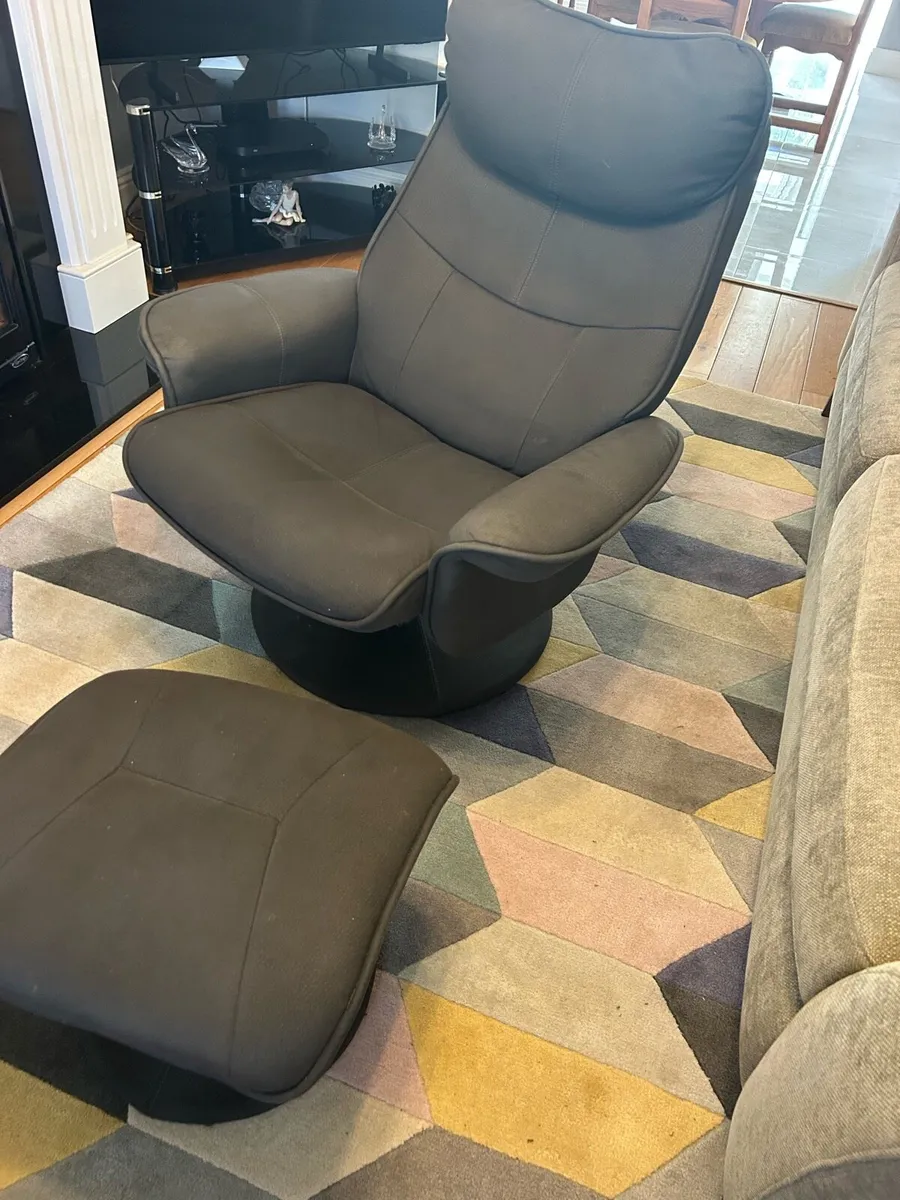 Recliner chair and foot chair - Image 1