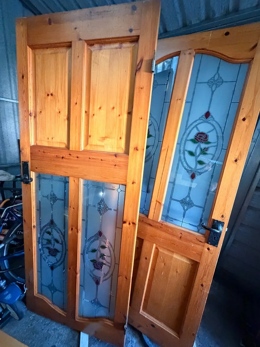 3 wooden doors - 2 with decorative glass - Image 1
