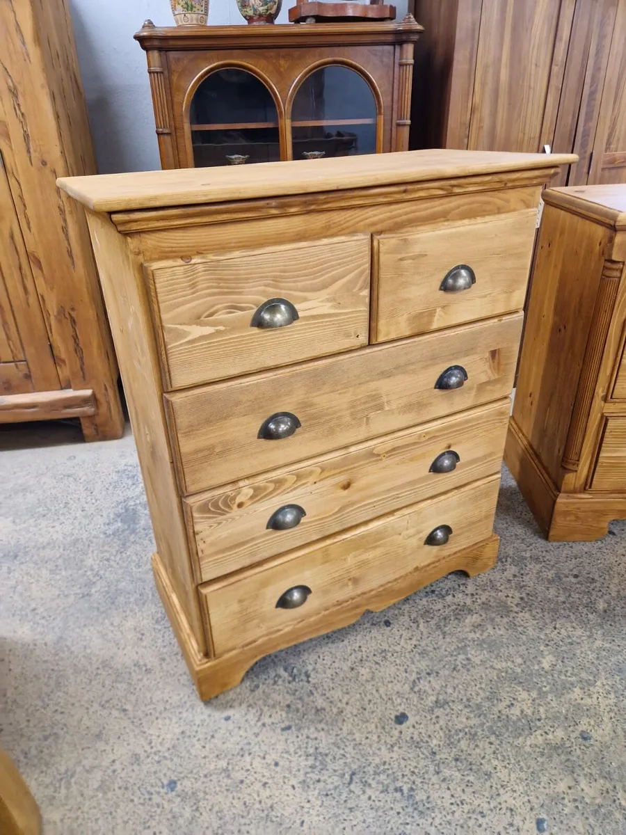 Vintage pine chest of drawers - Image 1