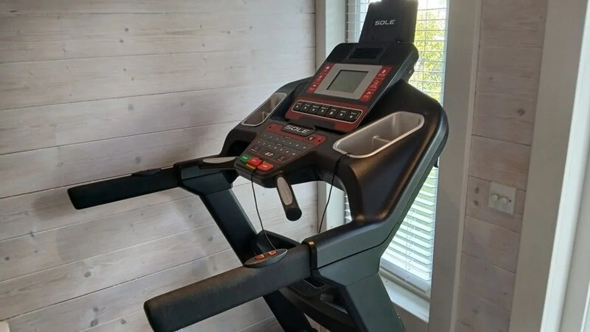 Sole F63 Treadmill - Image 2