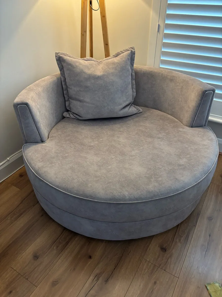 Swivel chair - Image 1
